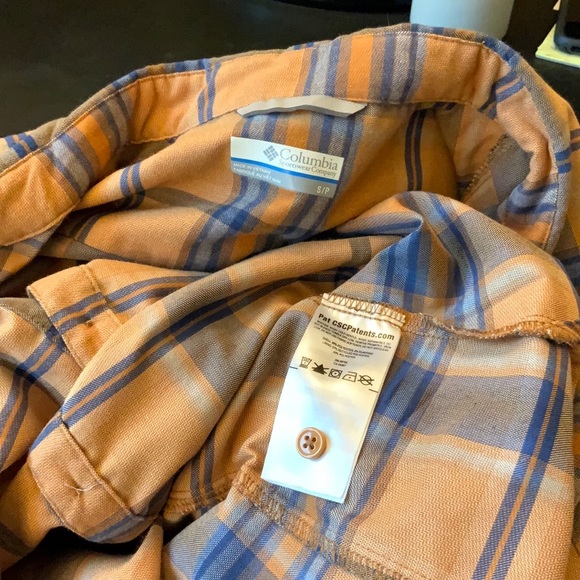 COLUMBIA like new ladies button down. Size Small - Picture 4 of 4